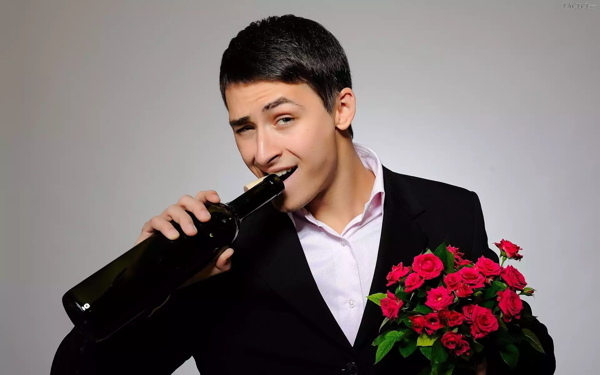 Róż, Bukiet, Uśmiech, Mężczyzna, Butelka